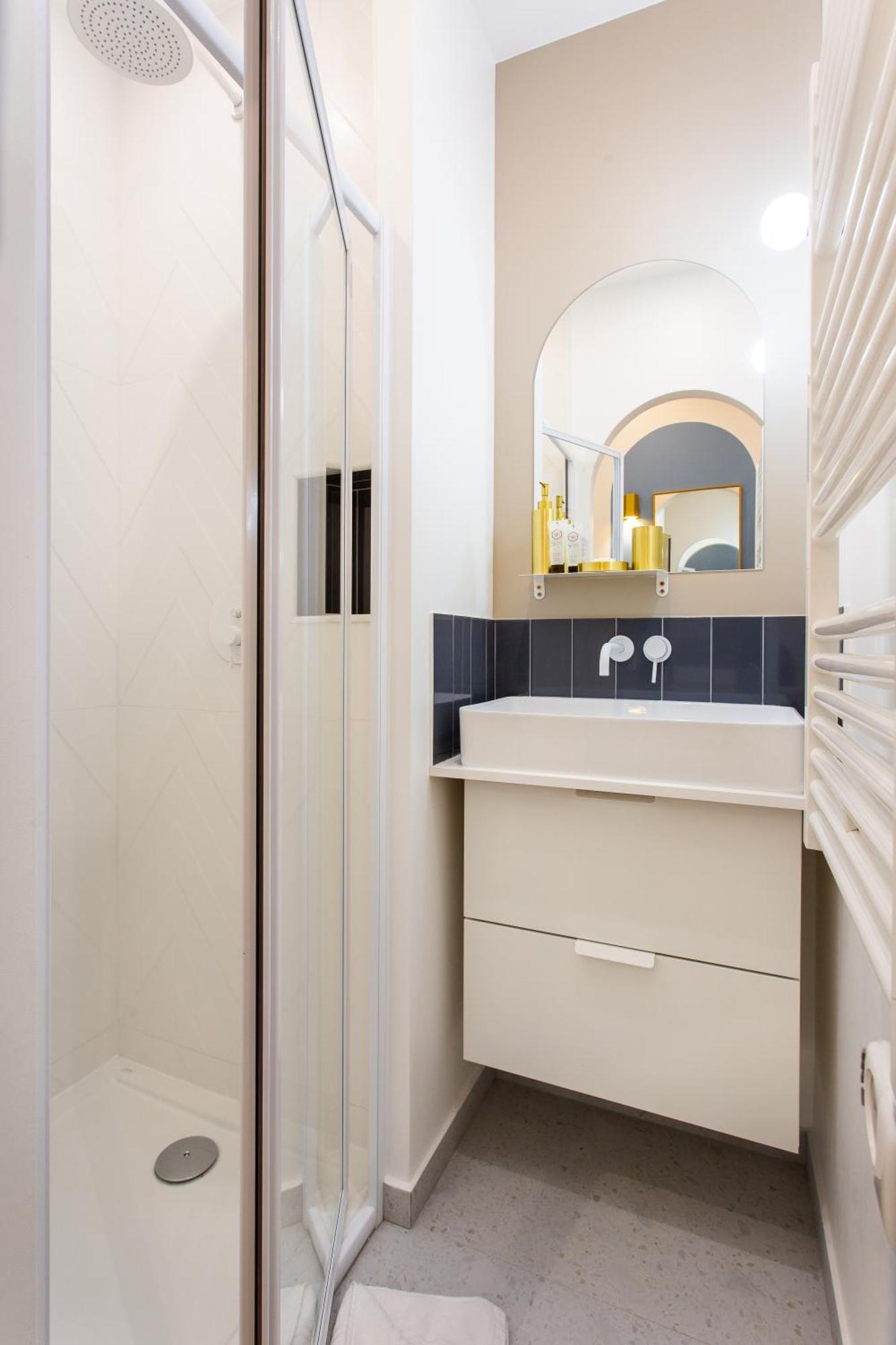Beautiful - 4br 10p - 9th Arrondissement Of Appartement *